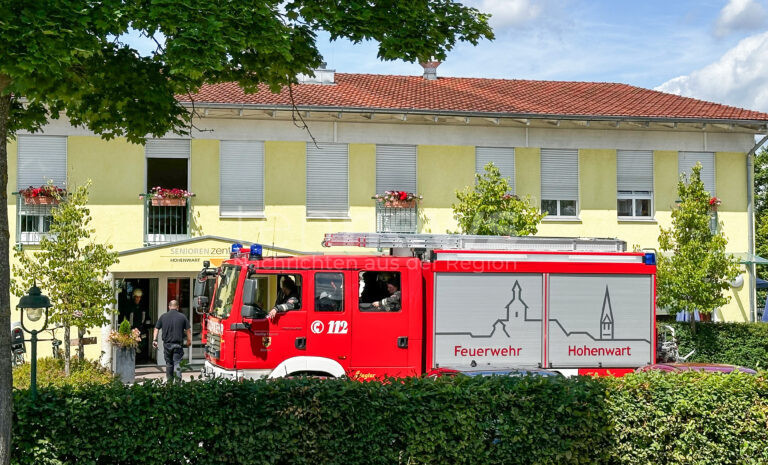 HOHENWART - 🚨 Feuerwehreinsatz am Mittwoch (23.07.2025) am Seniorenzentrum: Mehrere Feuerwehrfahrzeuge vor Ort - kein Brand oder Rauch sichtbar. 🚒