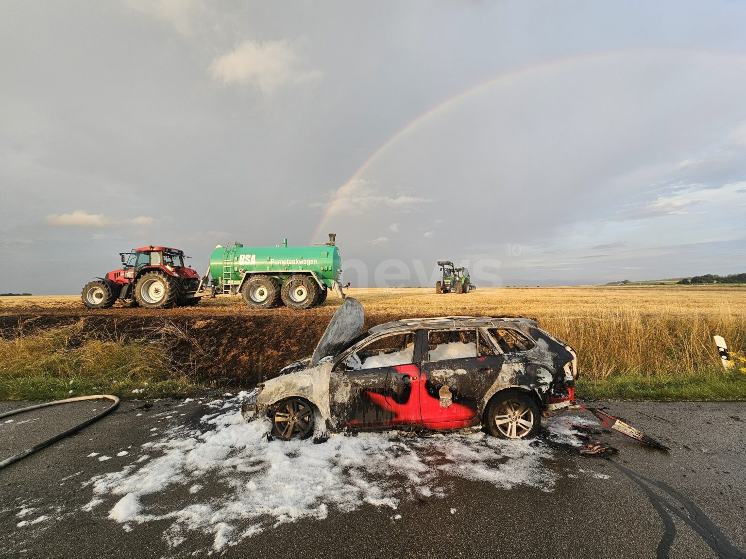 MAINLEUS - 🔥 Fahrzeugbrand am Montagabend (14.07.2025) gegen 19:30 Uhr! Golf setzt Stoppelfeld in Brand - 60 Rettungskräfte im Einsatz! 🚒