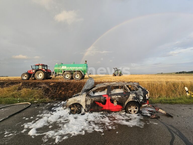 MAINLEUS - 🔥 Fahrzeugbrand am Montagabend (14.07.2025) gegen 19:30 Uhr! Golf setzt Stoppelfeld in Brand - 60 Rettungskräfte im Einsatz! 🚒