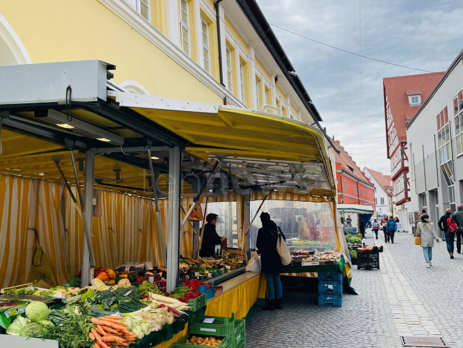NÖRDLINGEN - 🥕 Wochenmarkt wegen Altstadtflohmarkt auf Freitag (01.08.2025) vorverlegt: Frische Produkte von 8 bis 13 Uhr in der Fußgängerzone! 📅