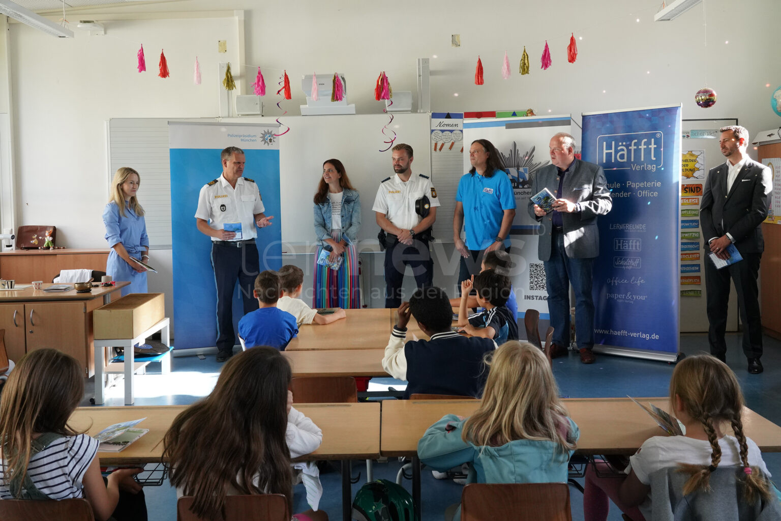 MÜNCHEN - 📚 Neues Polizei-Hausaufgabenheft am Mittwoch (23.07.2025) übergeben! 14.800 Exemplare für Drittklässler mit Präventionsthemen! 👮‍♂️