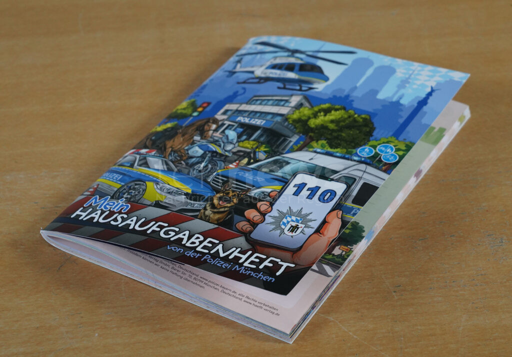 MÜNCHEN - 📚 Neues Polizei-Hausaufgabenheft am Mittwoch (23.07.2025) übergeben! 14.800 Exemplare für Drittklässler mit Präventionsthemen! 👮♂️