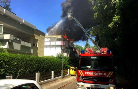 MÜNCHEN - 🔥 Dach in Flammen am Montag (30.06.2025) im Malerwinkel im Stadtteil Solln! Arbeiter gerettet - Gasflasche explodiert während Löscharbeiten! 🚒