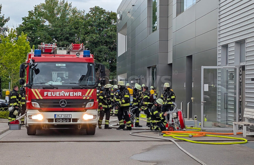 MÜNCHEN - 🔥 Auto brennt am Mittwoch (16.07.2025) in Werkstatt! Sprinkleranlage verhindert Ausbreitung, flutet Kellerräume - mehrere Personen untersucht! 🚒