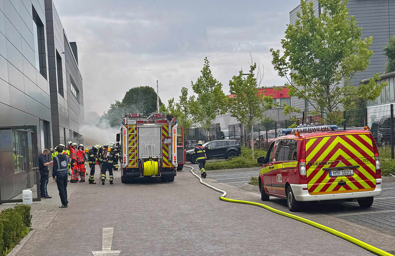 MÜNCHEN - 🔥 Auto brennt am Mittwoch (16.07.2025) in Werkstatt! Sprinkleranlage verhindert Ausbreitung, flutet Kellerräume - mehrere Personen untersucht! 🚒