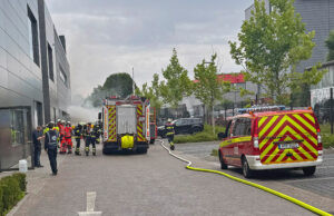 MÜNCHEN - 🔥 Auto brennt am Mittwoch (16.07.2025) in Werkstatt! Sprinkleranlage verhindert Ausbreitung, flutet Kellerräume - mehrere Personen untersucht! 🚒