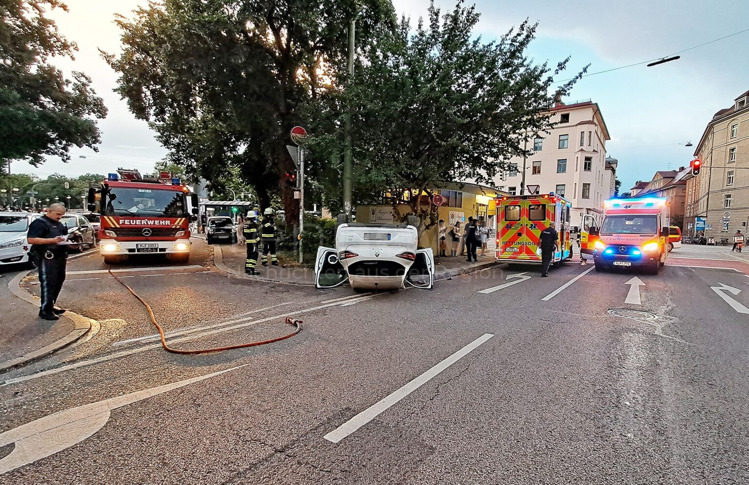MÜNCHEN - 🚗 Auto überschlägt sich am Baldeplatz! Verkehrsunfall am Sonntag (20.07.2025) - Fahrer schwer verletzt in Schockraum einer Münchener Klinik! 🚑