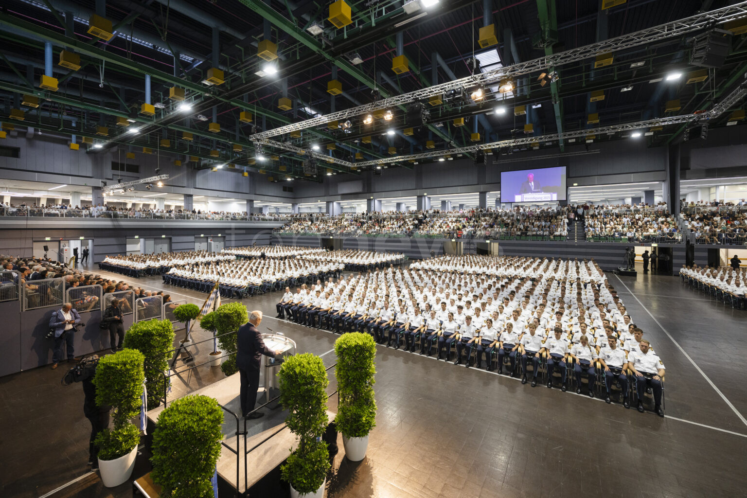 Vereidigung in Nürnberg - Fast 1.600 neue Polizisten schwören Diensteid! - tennews NÜRNBERG - 👮 Vereidigung am Freitag (12.07.2025)! Fast 1.600 neue Polizisten schwören Diensteid vor Herrmann und Söder! 🎖️