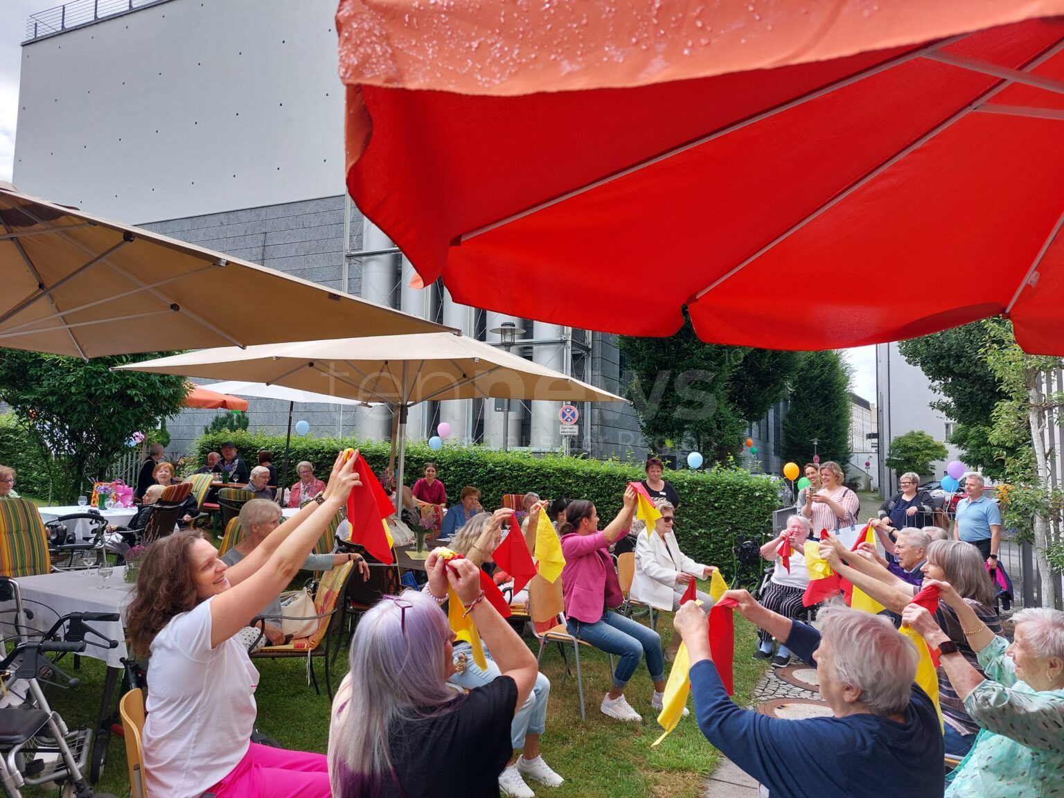 PASSAU - 🎉 Sommerfest im Seniorenstift Heiliggeist! Alphornbläser als Highlight - trotz anfänglichem Regen erfolgreiche Feier! 🎺