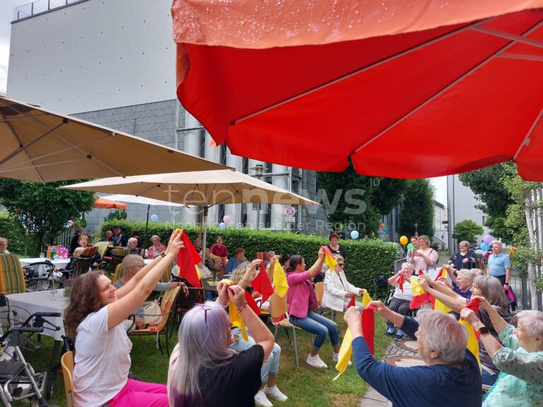 PASSAU - 🎉 Sommerfest im Seniorenstift Heiliggeist! Alphornbläser als Highlight - trotz anfänglichem Regen erfolgreiche Feier! 🎺