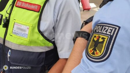 MÜNCHEN - Streit ums Telefonieren eskaliert: In der S-Bahn schlug ein Mann in der Nacht auf Montag (30.06.2025) auf einen Mitreisenden ein. 🚆🛑