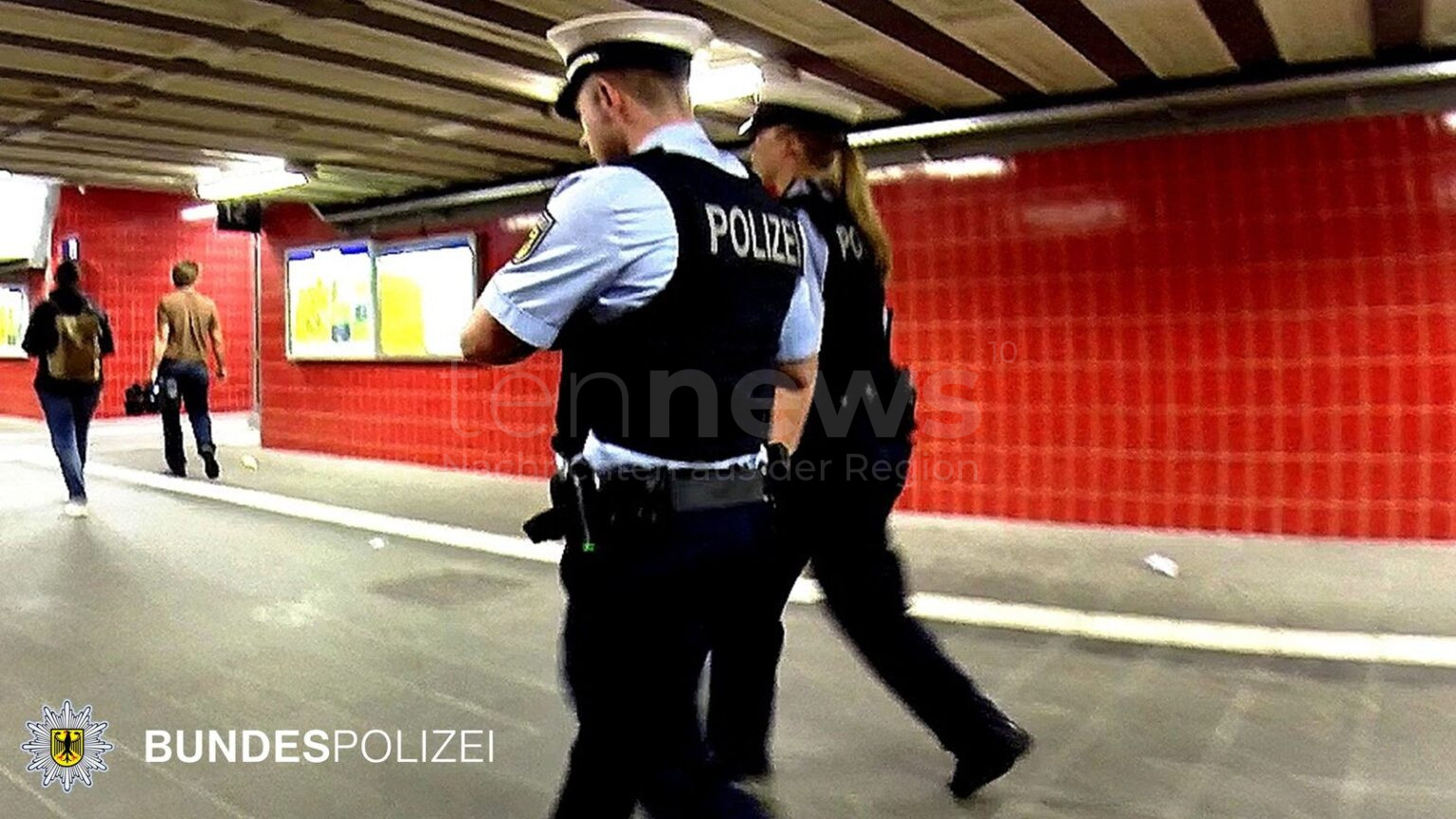 MÜNCHEN - 👮‍♂️ Zwei Einstätze der Bundespolizei am Samstag (19.07.2025): Somalier bespuckt Beamte - Mann droht mit Mord, zeigt Hitlergruß vor Jugendlichen! ⚠️