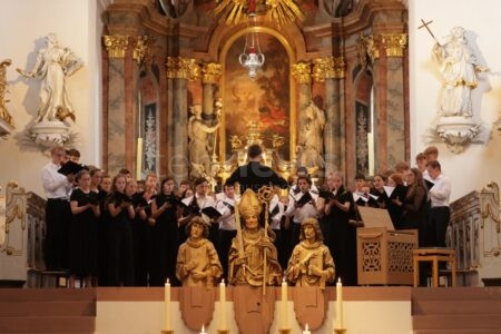 WÜRZBURG - ⛪ Abendgebet eröffnet Kiliani-Wallfahrtswoche am Samstag (05.07.2025)! Junge Domkantorei im Neumünster - irische Delegation dabei! 🎵