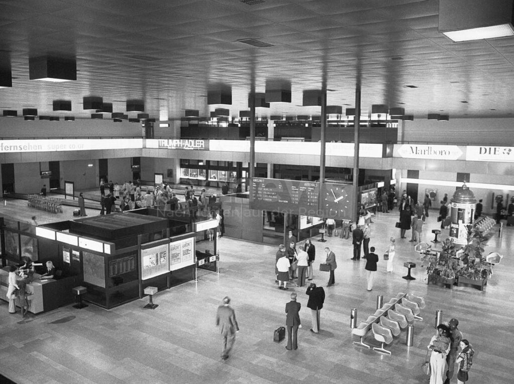 NÜRNBERG - ✈ Doppeltes Jubiläum am Airport! "70 Jahre Flughafen" bereits im April, am Freitag (18.07.2025) rundet die Abflughalle 2 auf 50 Jahre! 🎂
