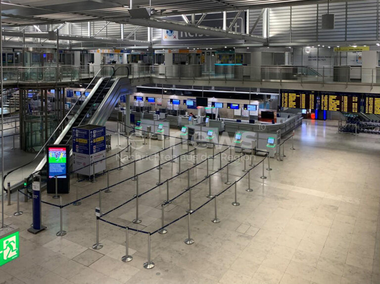 NÜRNBERG - ✈ Doppeltes Jubiläum am Airport! "70 Jahre Flughafen" bereits im April, am Freitag (18.07.2025) rundet die Abflughalle 2 auf 50 Jahre! 🎂