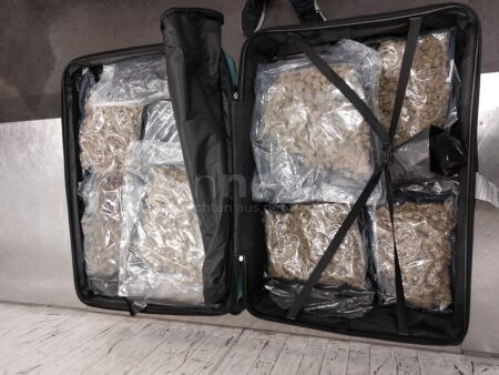 MÜNCHEN - 🌿 Mega-Fund am Flughafen! Zoll entdeckt 70 Kilogramm Marihuana in mehreren Koffern - Rekordmenge sichergestellt! ✈️