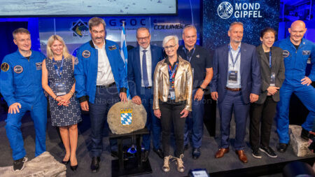 OBERPFAFFENHOFEN - 🚀 Mond-Kontrollzentrum in Bayern! Söder verdoppelt Investment auf 63 Millionen Euro - Roboter überreicht "Marsprobe"! 🌙