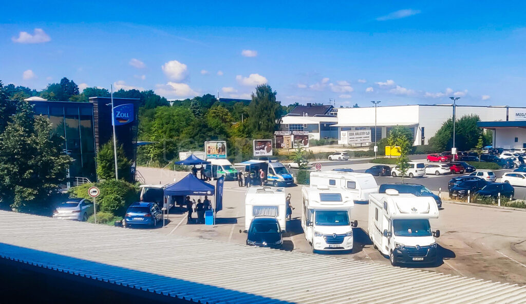 AMBERG - 🚐 Bei einer Aktion am Samstag (19.07.2025) informiert die Verkehrspolizei rund ums Thema Wohnmobile – viele Camper vom Gewicht überrascht ⚠️