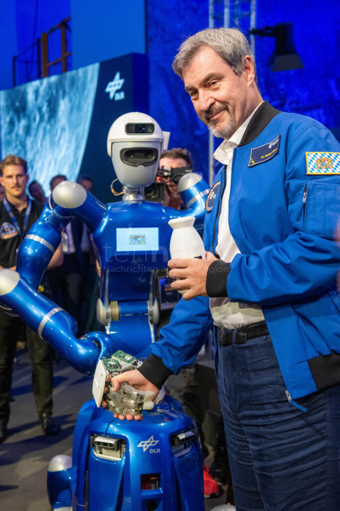 OBERPFAFFENHOFEN - 🚀 Mond-Kontrollzentrum in Bayern! Söder verdoppelt Investment auf 63 Millionen Euro - Roboter überreicht "Marsprobe"! 🌙