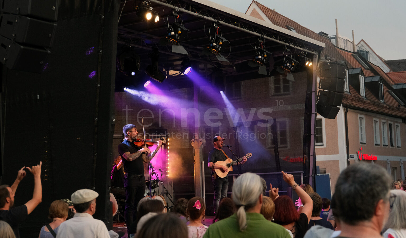 PFAFFENHOFEN AN DER ILM - 🎸 Django 3000 begeistert am Sonntag (21.07.2025) 2.000 Besucher! Hauptplatz wird zur Tanzfläche beim Sommer Open Air! 🎵