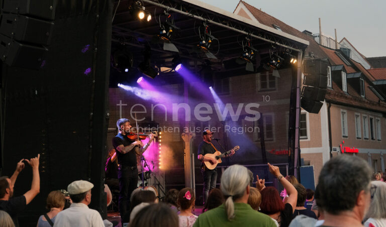 PFAFFENHOFEN AN DER ILM - 🎸 Django 3000 begeistert am Sonntag (21.07.2025) 2.000 Besucher! Hauptplatz wird zur Tanzfläche beim Sommer Open Air! 🎵