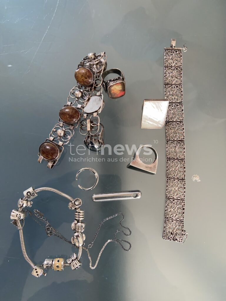 AUGSBURG - 💍 Polizei stellt Schmuck am Dienstag (15.07.2025) sicher! Kripo sucht Eigentümer von Diebesgut - Wohnungseinbrüche vermutet! 🔍