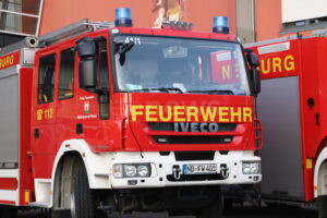 FREISING - 🔥 Reifen von Autotransporter brennt auf A92 am Dienstag (12.08.2025)! Vier geladene Elektroautos beschädigt - 50.000 Euro Schaden! 🚛