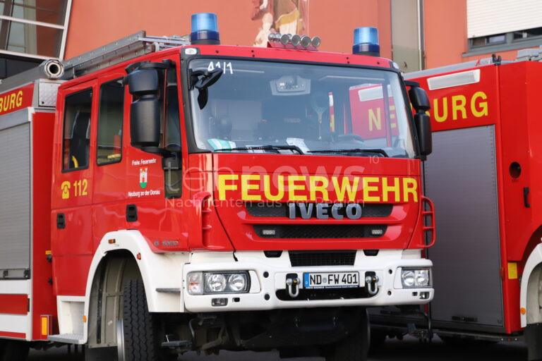 RENNERTSHOFEN – 🔥 Nicht abgekühlte Grillkohle löst am Sonntag (24.08.2025) Brand in Gartenhütte aus – 150 Euro Schaden, Feuerwehr im Einsatz. 🚒