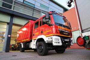 NEUBURG AN DER DONAU - 🕯️ Kerze am Sonntag (10.08.2025) löst Feuerwehreinsatz aus! Unbeaufsichtigt entzündet sie Papier! 🚒