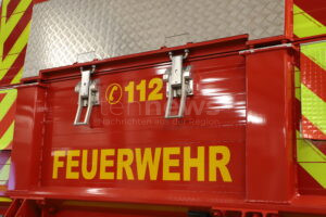 ERLANGEN - 🔥 Brandstiftung in der Nacht zum Samstag (10.08.2025)! Unbekannte zündeln in Mülltonnen-Abstellraum - 5.000 Euro Schaden! 🚨