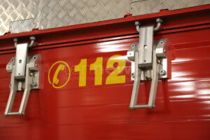 PFAFFENHOFEN AN DER GLONN – 🔥 Hackschnitzelbunker gerät am Montag (25.08.2025) in Brand: Feuerwehr verhindert Großschaden, Kripo ermittelt. 🚒