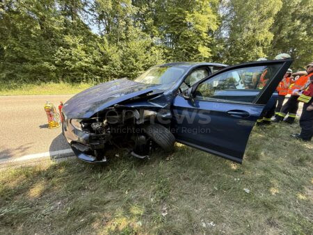ILMMÜNSTER - 💥 Unfall am Dienstag (01.07.2025) auf der B13: BMW kracht nach Hitzeschock in Lastwagen – Totalschaden, Fahrer bleibt unverletzt! 🚑