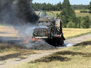 HOHENWART - 🔥 Großbrand am Mittwoch (02.07.2025)! Heuballenpresse und tausende Quadratmeter Acker in Flammen - Rauchwolken kilometerweit sichtbar! 🚒