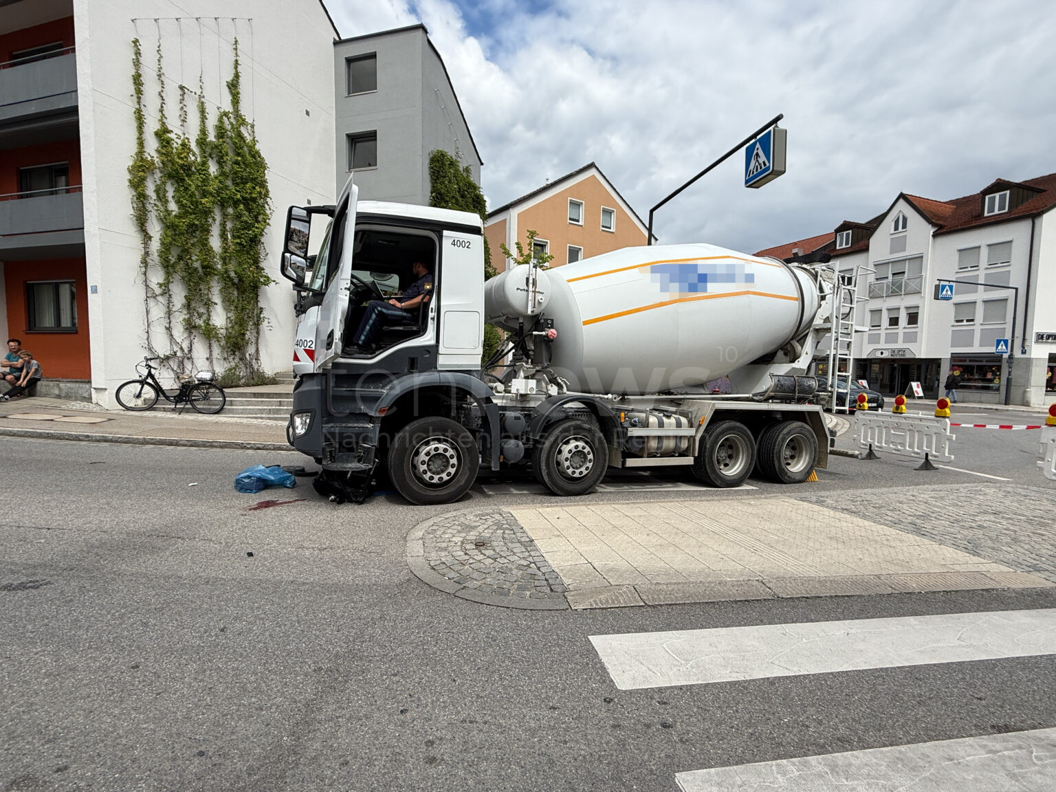 PFAFFENHOFEN AN DER ILM - ⚰️ Tödlicher Unfall am Dienstag (09.07.2025)! Betonmischer erfasst Rentner (86) im Elektrorollstuhl am Zebrastreifen! 🚑