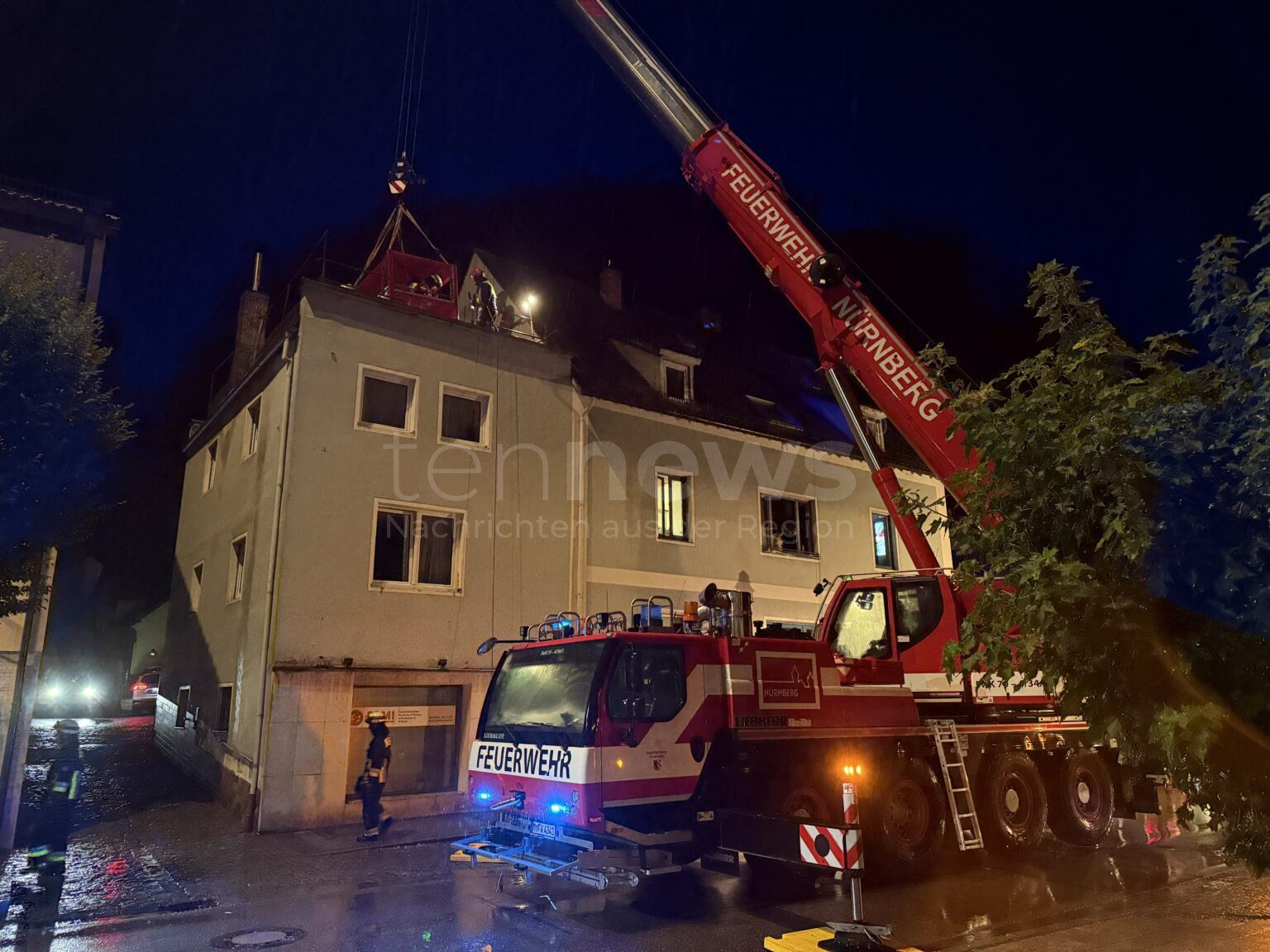 TREUCHTLINGEN - 🚒 Dramatischer Rettungseinsatz am Sonntag (20.07.2025)! Kran muss schwergewichtigen Patienten aus Wohnung holen - Gewitter erschwert Einsatz!⛈️