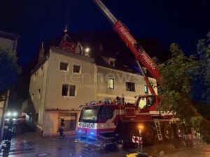 TREUCHTLINGEN - 🚒 Dramatischer Rettungseinsatz am Sonntag (20.07.2025)! Kran muss schwergewichtigen Patienten aus Wohnung holen - Gewitter erschwert Einsatz!⛈️