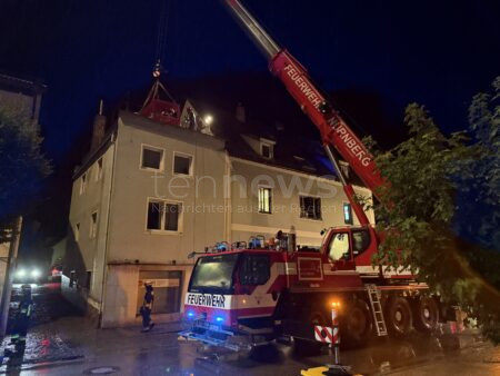 TREUCHTLINGEN - 🚒 Dramatischer Rettungseinsatz am Sonntag (20.07.2025)! Kran muss schwergewichtigen Patienten aus Wohnung holen - Gewitter erschwert Einsatz!⛈️