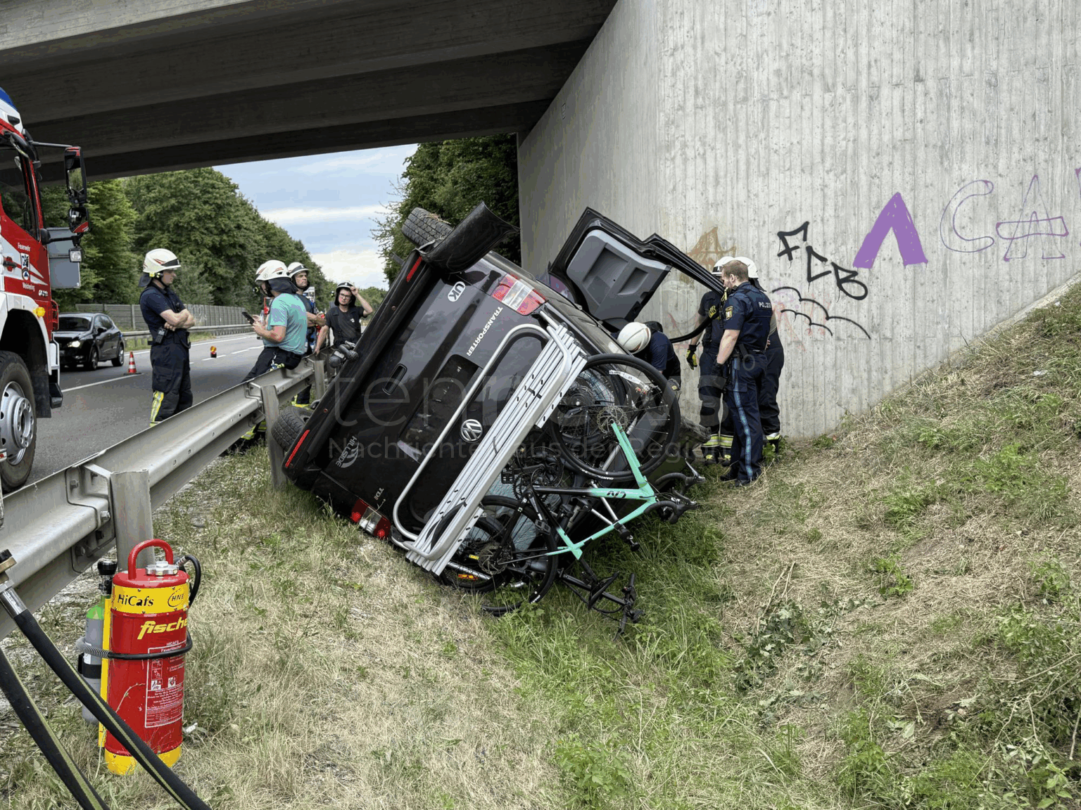 B16 BEI WEICHERING - 🚐 Spektakulärer Unfall am Sonntag (06.07.2025)! Englischer Multivan rast Böschung hoch und bleibt unter Brücke stehen! 🌉