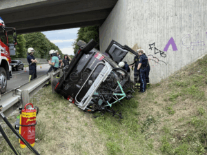 B16 BEI WEICHERING - 🚐 Spektakulärer Unfall am Sonntag (06.07.2025)! Englischer Multivan rast Böschung hoch und bleibt unter Brücke stehen! 🌉