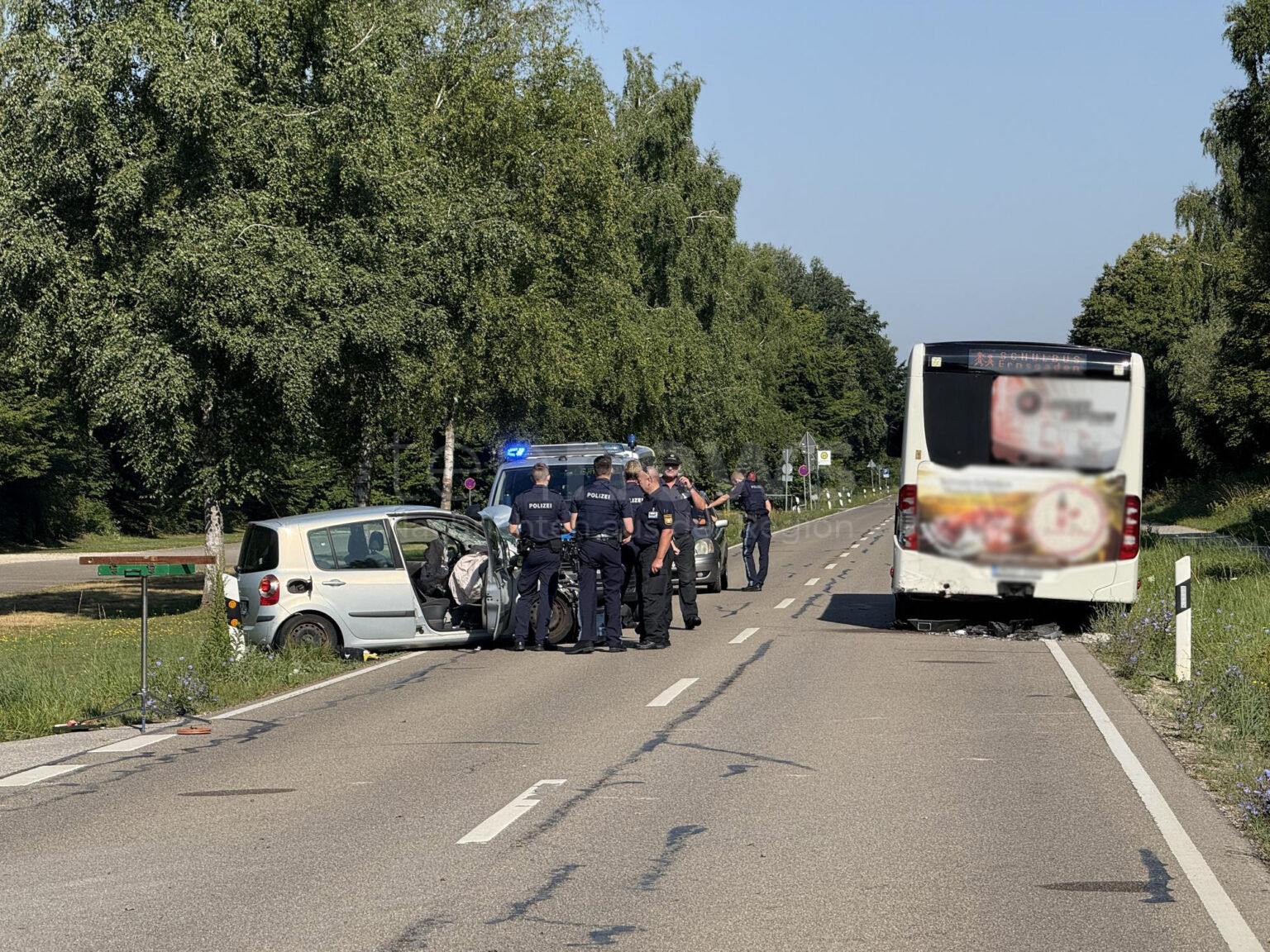 GEISENFELD - 💥 Schwerer Verkehrsunfall am Dienstag (15.07.2025) auf St2335! Auto prallt in Linienbus - Rettungshubschrauber im Einsatz! 🚁