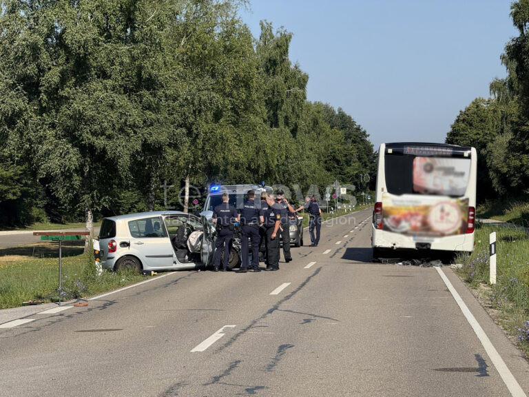 GEISENFELD - 💥 Schwerer Verkehrsunfall am Dienstag (15.07.2025) auf St2335! Auto prallt in Linienbus - Rettungshubschrauber im Einsatz! 🚁