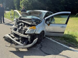 GEISENFELD - 💥 Schwerer Verkehrsunfall am Dienstag (15.07.2025) auf St2335! Auto prallt in Linienbus - Rettungshubschrauber im Einsatz! 🚁