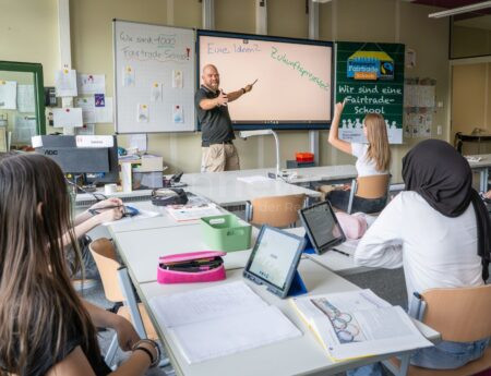 EICHSTÄTT - 🎉 Mittelschule Eichstätt-Schottenau ist am Montag (07.07.2025) als 1000. Fairtrade-School Deutschlands ausgezeichnet! 🌍