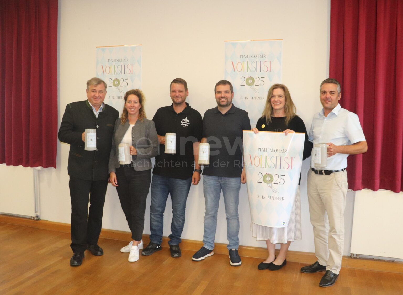 PFAFFENHOFEN – Freitag (25.07.2025): Motiv „Hopfenkranz und Regenbogen“ des Volksfest Pfaffenhofen vorgestellt: Plakat & Bierkrug ab 27. August erhältlich. 🎨🍺