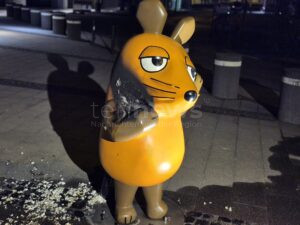 KÖLN - 🐭 Maus-Figur am Samstag (26.07.2025) in Brand gesetzt! WDR fassungslos – Polizei ermittelt nach Angriff auf Kultsymbol. 🚒