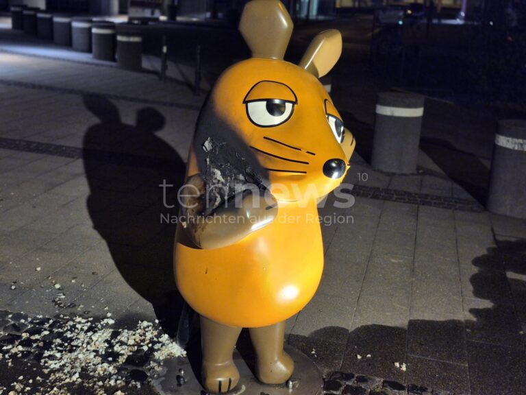 KÖLN - 🐭 Maus-Figur am Samstag (26.07.2025) in Brand gesetzt! WDR fassungslos – Polizei ermittelt nach Angriff auf Kultsymbol. 🚒