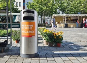 PFAFFENHOFEN - 🗑️ Stadt startet witzige Sauberkeitskampagne am Montag (22.07.2025)! Orangene Schilder gegen Müll - 160 Mülleimer vorhanden! 🧹