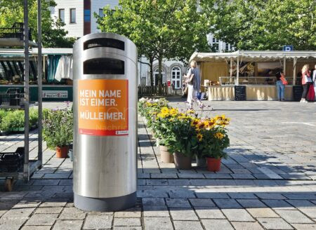 PFAFFENHOFEN - 🗑️ Stadt startet witzige Sauberkeitskampagne am Montag (22.07.2025)! Orangene Schilder gegen Müll - 160 Mülleimer vorhanden! 🧹