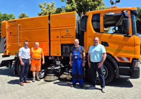 DONAUWÖRTH - 🧹 Kehrmaschine seit Donnerstag (03.07.2025) im Einsatz – 8 m³ Volumen, 250 bar Druck & 15 Minuten für ganze Reichsstraße! 🚛