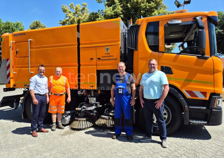 DONAUWÖRTH - 🧹 Kehrmaschine seit Donnerstag (03.07.2025) im Einsatz – 8 m³ Volumen, 250 bar Druck & 15 Minuten für ganze Reichsstraße! 🚛